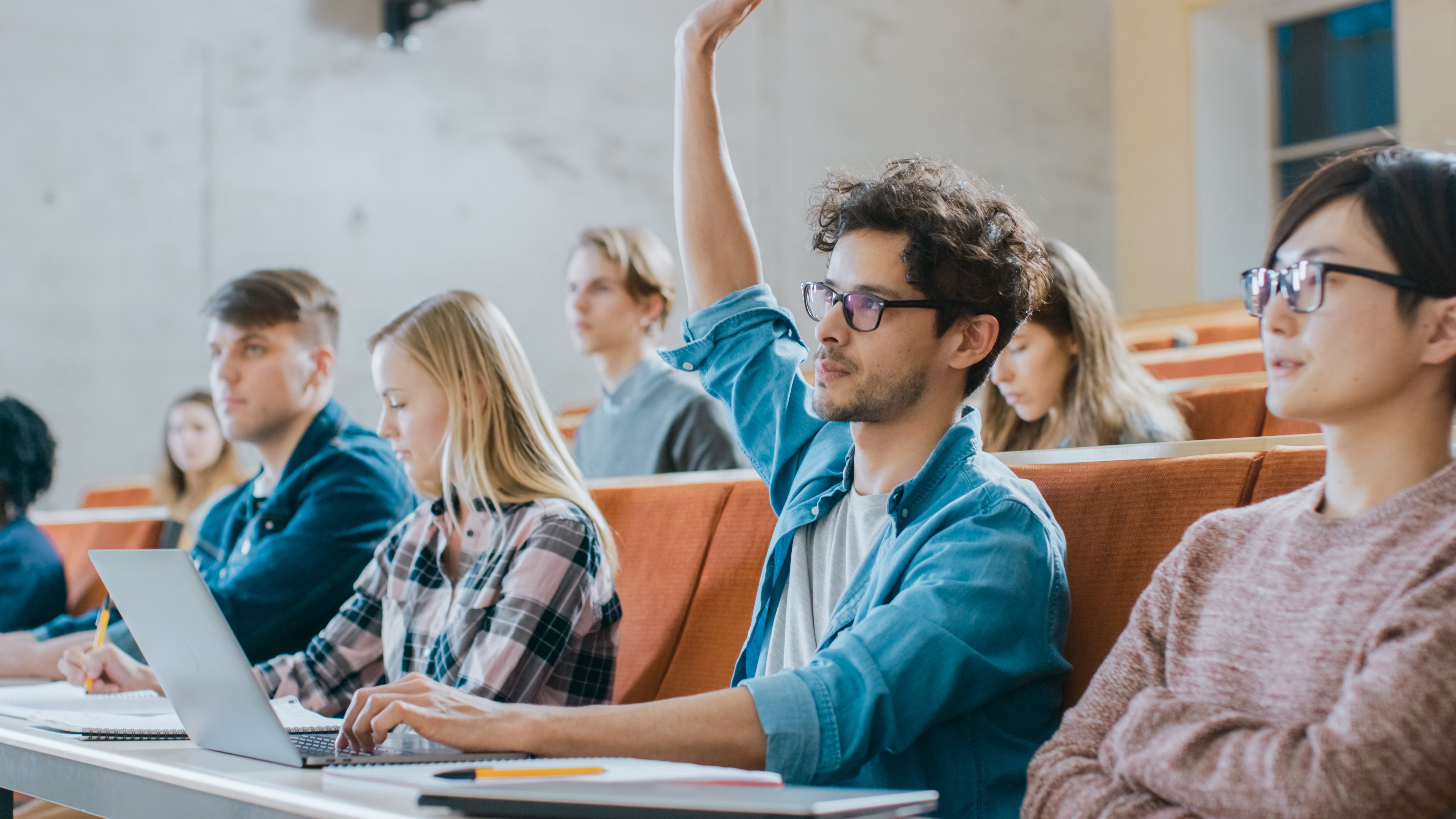 Пассивные студенты. Преподавание в вузе. Студенты в вузе. Студенты на лекции. Студенты в аудитории.